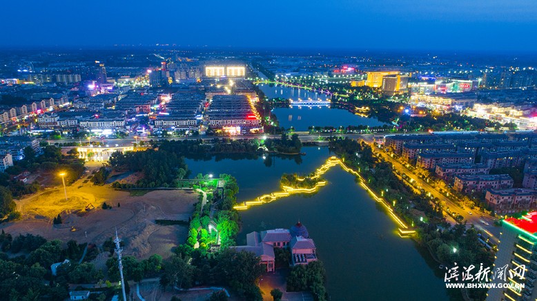 流光溢彩的南湖公園夜景