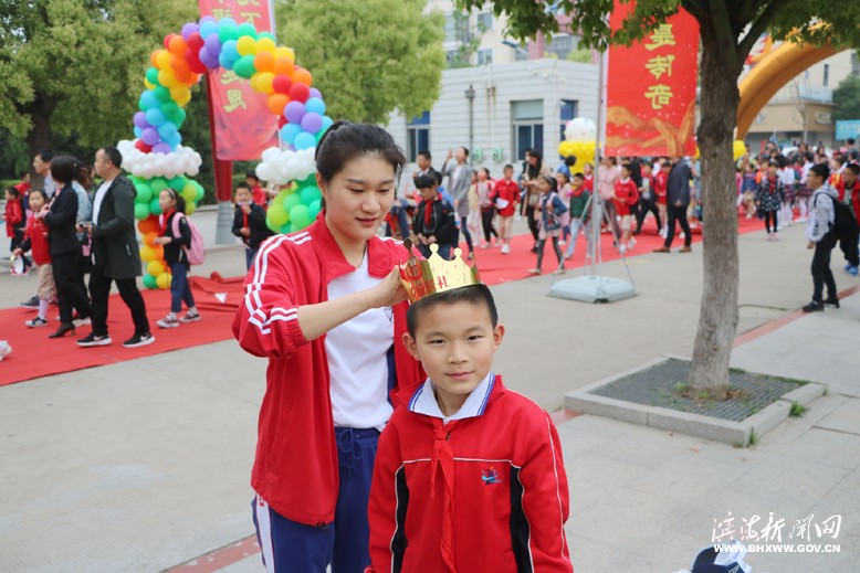 縣實驗小學新建南路校區(qū)舉行十歲成長儀式