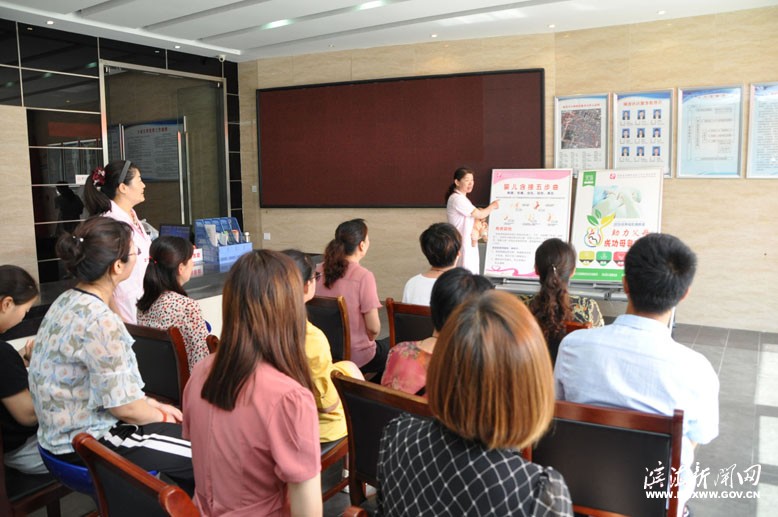 縣婦幼保健所開(kāi)展母乳喂養(yǎng)咨詢宣傳活動(dòng)