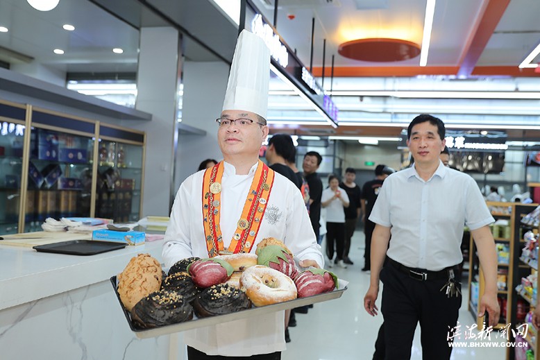 世界金廚冠軍許燕斌博士蒞臨濱海令煊鮮生店獻(xiàn)藝