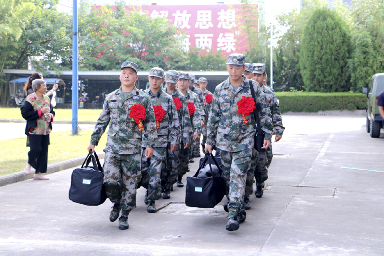 新兵奔赴軍營(yíng)