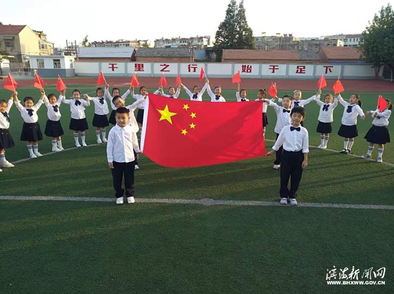 縣實(shí)驗(yàn)小學(xué)新建南路校區(qū)一年級(jí)開展“我與國旗合張影，我向祖國送祝?！敝黝}活動(dòng)