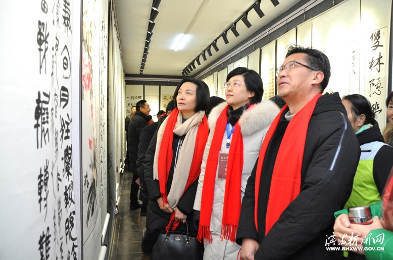 我縣舉辦書(shū)畫(huà)家迎春作品展暨義賣(mài)活動(dòng)