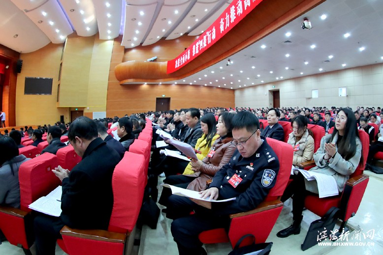 人大代表認(rèn)真聽(tīng)取報(bào)告