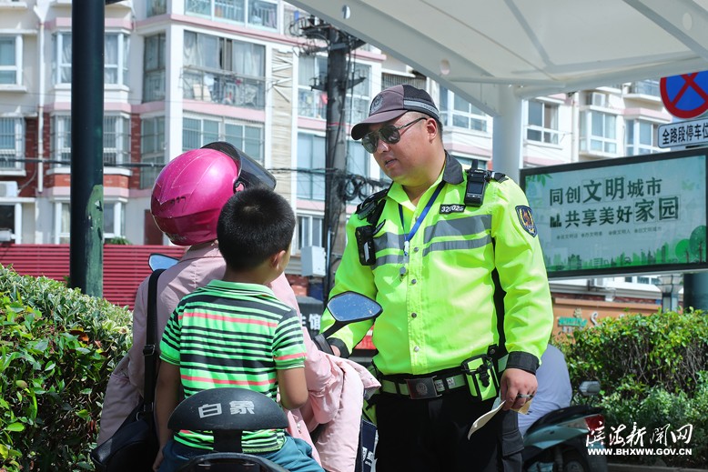 縣公安局交巡警大隊(duì)重抓“一盔一帶”專項(xiàng)整治行動