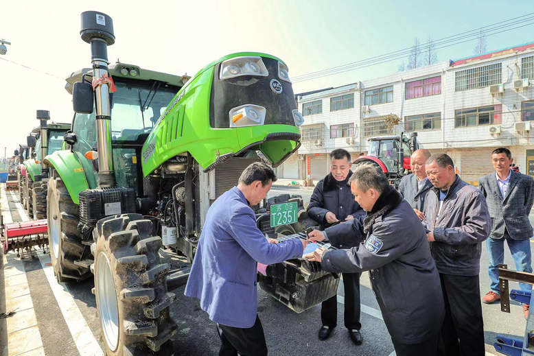 縣農(nóng)機(jī)監(jiān)理所農(nóng)機(jī)“送檢下鄉(xiāng)便民服務(wù)小組”走進(jìn)天場鎮(zhèn)